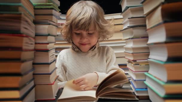 Yakışıklı Küçük Çocuk Kütüphanede Kitap Sayfalarını Karıştırıyor Lkokul Çocuğu Kitapçıda — Stok video