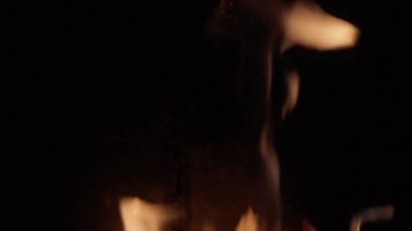 Ağır çekimde güzel bir kamp ateşi. Bir sürü kıvılcım ve alevli dil, yanan odunlardan. Şenlik ateşi, şömine, ateş enerjisi. Yüksek kalite 4k görüntü