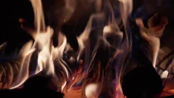 在壁炉的黑色背景上 炽热的火焰和火花 夜间火势减弱 森林火灾的概念 真实的危险 抽象的 标识或构图 — 图库视频影像