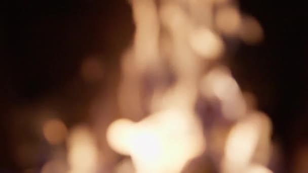 居心地の良い家で暖かい暖炉 火花や火花の多くは 燃えるログから舌を燃やします 美しい映像だ ボンファイア 火災エネルギーの背景 高品質の4K映像 — ストック動画