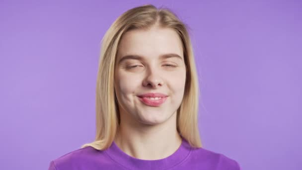 Amistosa Adolescente Mostrando Señal Asintiendo Cabeza Aprobar Señora Europea Sonriente — Vídeos de Stock
