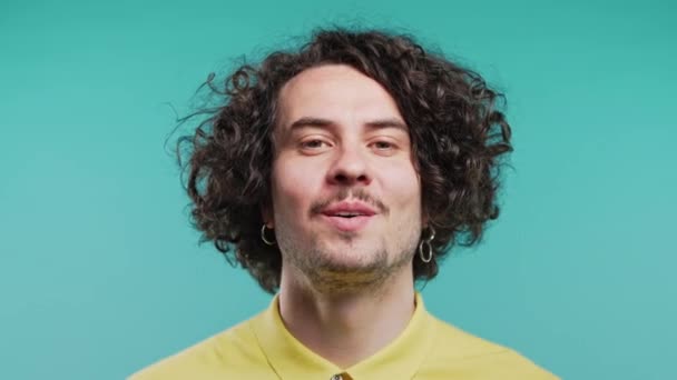 Wstrząśnięty Kręcone Włosy Człowiek Zadowolony Krzyczy Wow Imponujący Facet Próbuje — Wideo stockowe