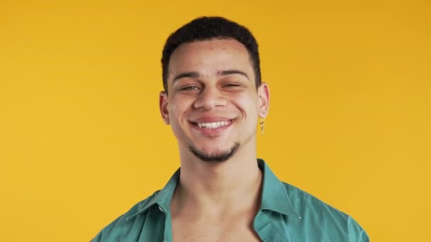 Amistoso Hombre Birracial Mostrando Señal Aprobar Sonriente Chico Feliz Amarillo — Vídeos de Stock