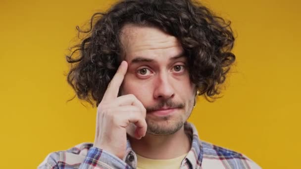 Yakışıklı Kıvırcık Saçlı Zeki Bir Adam Sen Bir Düşün Kamerayı — Stok video