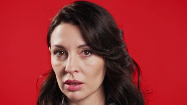 Europäische Schöne Reife Frau Missbilligt Ohne Kopfzeichen Nickt Mit Dem — Stockvideo