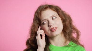 Jestleri olan zeki bir kadın. Sen, bir düşün. Pembe kameraya bakıyorum. Olumlu düşünüyorum. Zeki biri. Yüksek kalite 4k görüntü