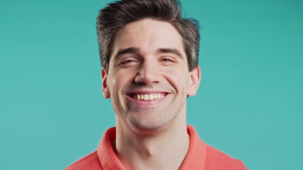 Homem Branco Amigável Mostrando Sim Sinal Aprove Tipo Feliz Sorridente — Vídeo de Stock