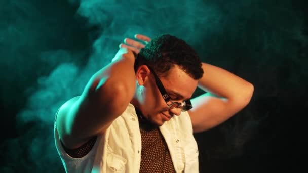 라이트 스튜디오 나이트 클럽에서 선글라스를 머리를 남자의 초상화 활동적인 에너지 — 비디오