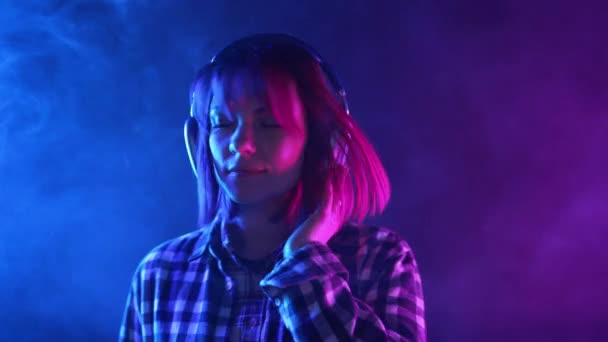 Счастливая Женщина Получает Кайф Слушая Музыку Наслаждаясь Танцем Наушниками Темно — стоковое видео