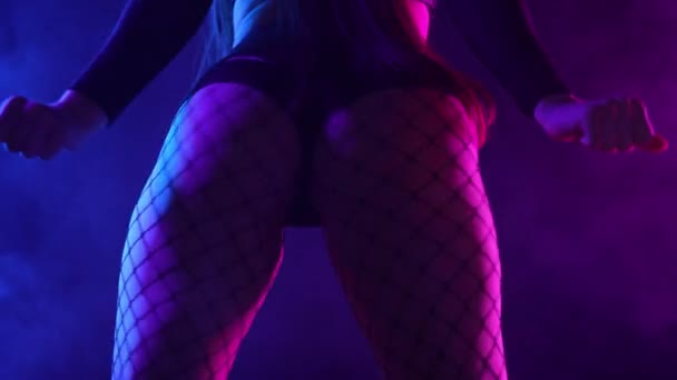 Сексуальна Жінка Коротких Шортах Танцює Сучасний Танець Twerk Танцівниці Танцюють — стокове відео
