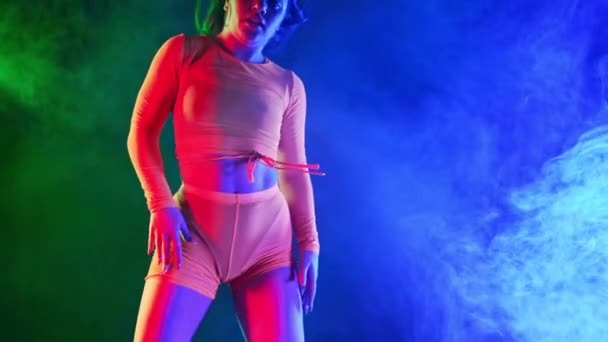 Seksi Koreografi Kadın Neon Dar Kostümle Seksi Hareketler Sergiliyor Çok — Stok video