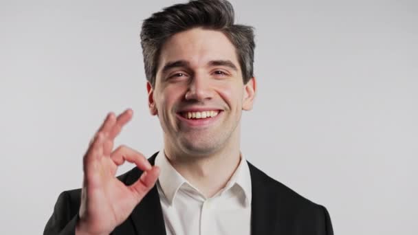 Θετικός Άνθρωπος Κάνει Χέρι Σημάδι Εντάξει Χειρονομία Ευτυχισμένος Επιχειρηματίας Κοστούμι — Αρχείο Βίντεο
