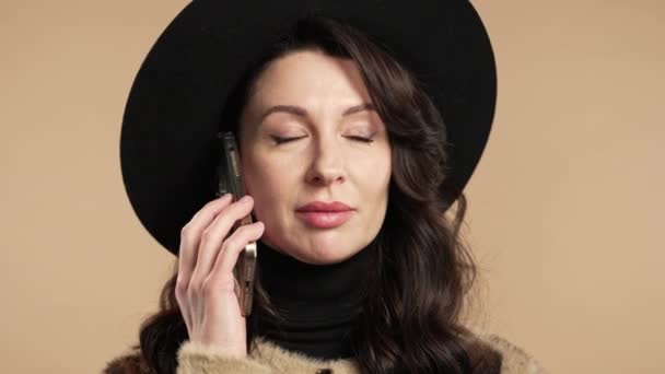 Şapkalı Çekici Olgun Bir Kadın Telefonla Konuşuyor Hoş Bir Şaka — Stok video