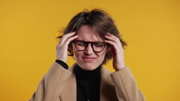 Porträt Einer Schönen Leidenden Frau Mit Kopfschmerzen Gelbes Studioporträt Büroangestellte — Stockvideo