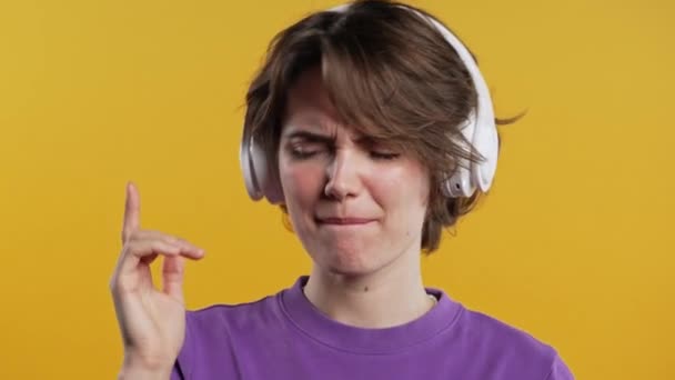 Pozitivní Žena Poslouchá Hudbu Těší Sluchátka Žlutém Pozadí Studia Rádio — Stock video