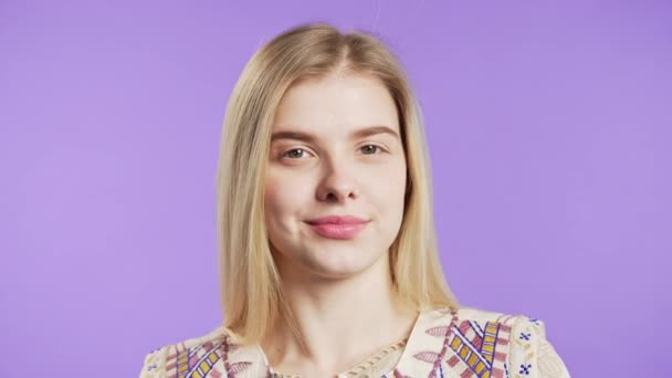 Barátságos Fiatal Lány Jelez Bólogat Helyesli Pozitív Mosolygós Európai Testbeszéd — Stock videók
