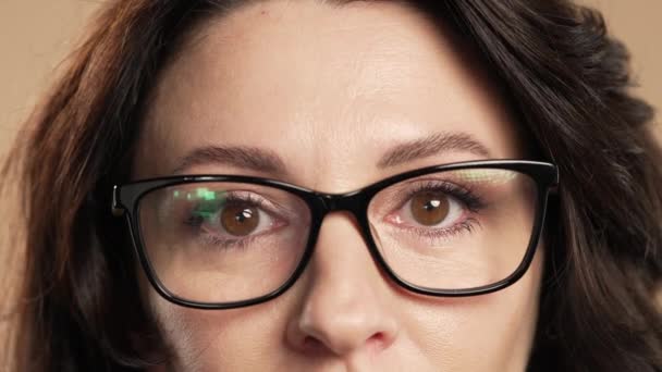 Halva Ansiktet Med Ögon Mogen Brunett Kvinna Glasögon Naturlig Skönhet — Stockvideo