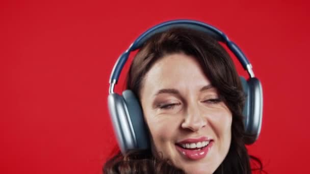 Szczęśliwa Dojrzała Kobieta Się Zjarała Słuchając Muzyki Ciesząc Się Tańcem — Wideo stockowe