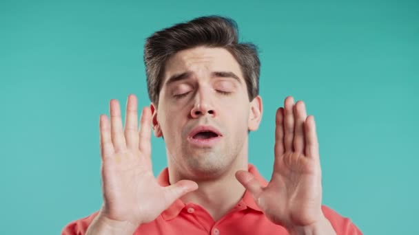 Klidný Muž Odpočívá Medituje Modrém Studiu Ten Chlap Odmítá Stres — Stock video