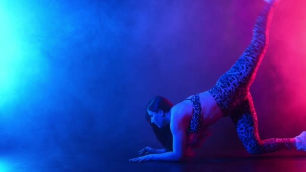 Femme Gymnaste Faisant Handstand Démontre Astuce Extrême Studio Néon Fumée — Video