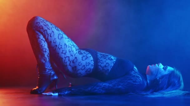 Sexy Frau Führt Flexible Bewegungen Mit Dem Körper Auf Dem — Stockvideo