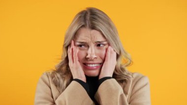 Bir şeyden korkan ürkek bir kadın büyük gözleriyle kameraya bakar. Fobi, sorun, panik konsepti