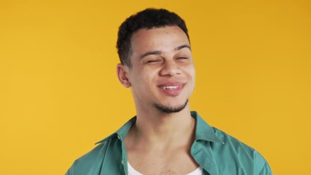 Hombre Africano Guapo Guiñando Ojo Coqueteando Sonriendo Cámara Tipo Estudio — Vídeos de Stock