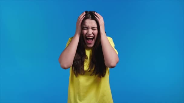 Γυναίκα Φοβάται Κάτι Αυτή Σοκ Στο Κίτρινο Backdrop Κρατώντας Κεφάλι — Αρχείο Βίντεο