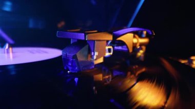 Klasik stil iğnesi vinil plak izleri. Müzik nostaljisi. Retro titreşimler, klasik estetik, analog ses. Yüksek kalite 4k görüntü