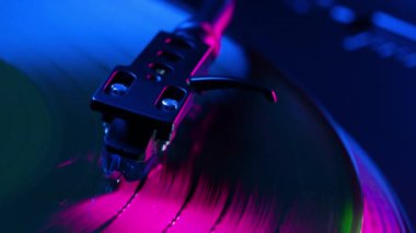 Klasik stil iğnesi vinil plak izleri. Müzik nostaljisi. Retro titreşimler, klasik estetik, analog ses. Yüksek kalite 4k görüntü