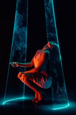 Göz kamaştırıcı bir ışık altında, lazer ışığı, neon duman kulübü. Projeksiyon illüzyon haritası. Etkileşimli kurulum. Görsel görsel konsept. Yüksek kalite 