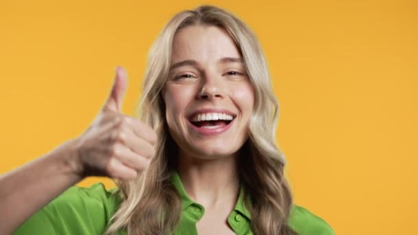 手のサインのようなスタイリッシュな女性は 親指をジェスチャーアップ 幸せな女性 正しい完璧な選択 大きな取引 黄色の背景 肯定的な女性モデルは カメラ 信頼の概念に笑顔 品質4K — ストック動画