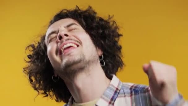 Енергійний Щасливий Чоловік Танцює Жовтий Фон Усміхнений Портрет Хіпстера Кучерявий — стокове відео