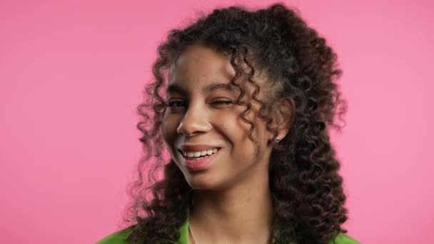 Kaunis Nuori Afrikkalainen Amerikkalainen Nainen Iskee Silmää Flirttailee Hymyilee Kameralle — kuvapankkivideo