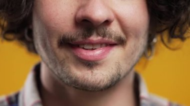 Tanınmayan bir adamın yakın çekim ağzı. Mükemmel sağlıklı dişler. Duygusal eğlence ve neşe yaşam tarzı. Diş bakımı geçmişi, dişçilik konsepti. Yüksek kalite 4k görüntü 