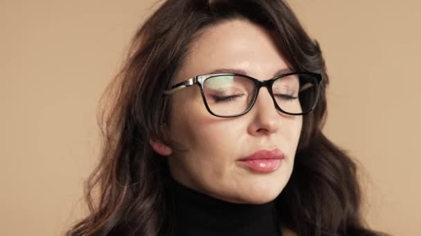 Kafası Karışmış Olgun Bir Kadın Hayır Unuttu Gözlüklü Şaşkın Kadını — Stok video
