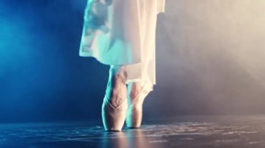 Bale dansçılarının bacakları sahnede. Kadın alıştırma yapıyor. Ayakkabılı balerin ayakları. Tanımlanamayan profesyonel bayan klasik pas gösteriyor. 4k