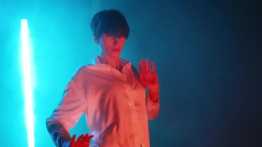 Olgun, oldukça esnek bir kadın inanılmaz modern koreografi sergiliyor. Stüdyoda zarif bir modern tarz dansı..