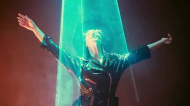 Renkli ışıklandırma, lazer ışığı, neon duman klubü altında lateks ceketli muhteşem bir kadın. Projeksiyon illüzyon haritası. Fütürist model. Yüksek kalite 4k