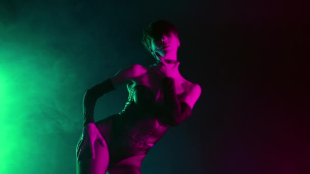 Сексуальная Женщина Кожаном Корсете Исполняет Танцевальные Движения Дымном Неоновом Свете — стоковое видео