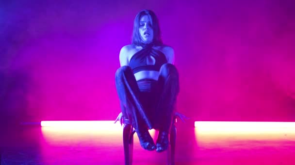 Seksi Kadın Seksi Saç Bacak Hareketleri Yapıyor Sahnede Neon Işıkla — Stok video