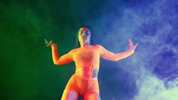 Seksi Dans Eden Seksi Kadın Neon Dar Kostümle Hareket Ediyor — Stok video