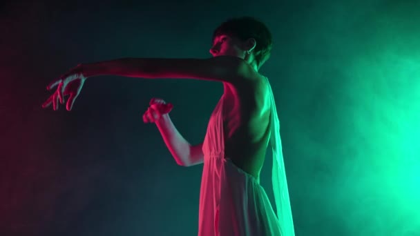 Prachtige Vrouw Zijden Jurk Voert Moderne Choreografie Uit Hedendaagse Stijl — Stockvideo