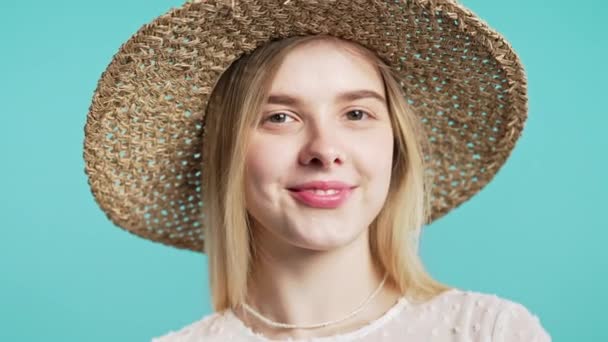 Gyönyörű Nyári Ruhában Jelez Bólogat Helyesli Pozitív Mosolygós Európai Lány — Stock videók