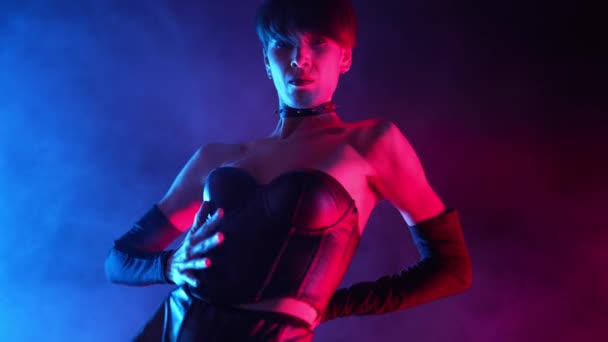 Sexy Frau Lederkorsett Führt Tanzbewegungen Rauchigem Neonlicht Aus Erotisches Heißes — Stockvideo