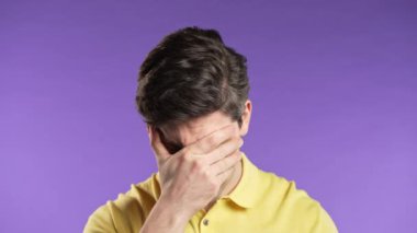 Panik atak yapan endişeli bir adam, hayır, unuttum. Üzüntü, pişmanlık, drama, başarısızlık, mor arka planda sorunlar hisseden bir adam. Yüksek kalite 4k görüntü