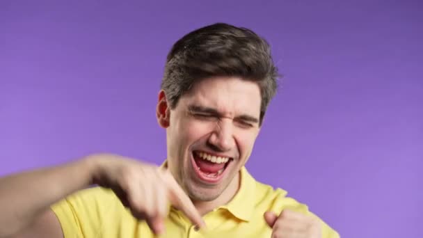 Homem Morena Positivo Ativo Dançando Fundo Violeta Tipo Feliz Engraçado — Vídeo de Stock