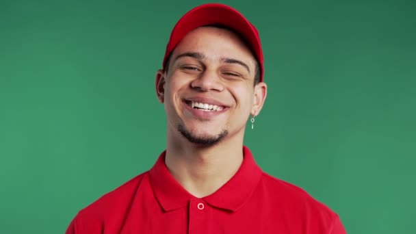Dost Canlısı Çift Irklı Postacı Gülümseyen Kırmızı Üniformalı Mutlu Postacı — Stok video