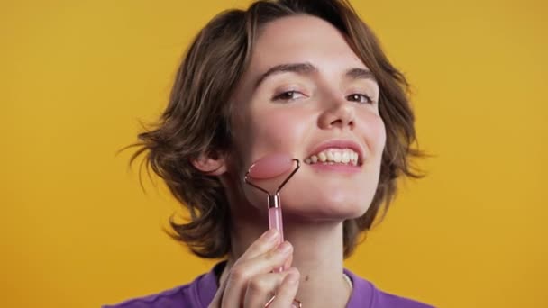 Wanita Muda Dengan Rol Batu Kuarsa Mawar Dengan Latar Belakang — Stok Video