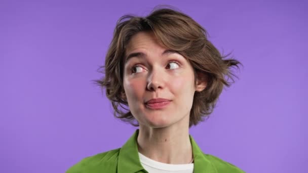 Gülümseyen Amerikalı Kadın Parmaklarını Dudaklarında Tutuyor Violet Stüdyo Arka Planı — Stok video